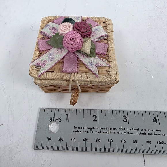 Vtg 1991 Avon Fanciful Floral Wicker Trinket Box Ribbon Fabric Roses Basket Only - Picture 6 of 7
